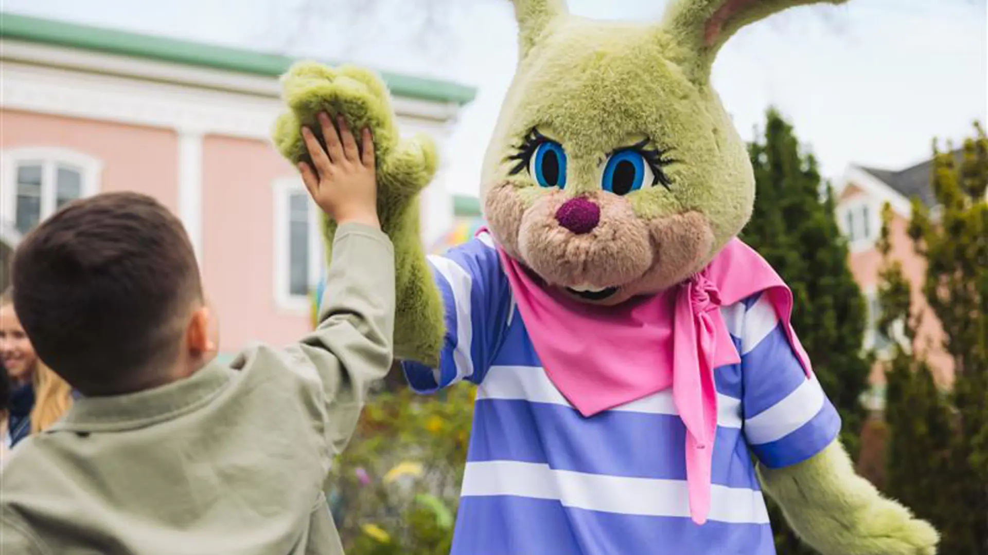 Kanin gör highfive med barn